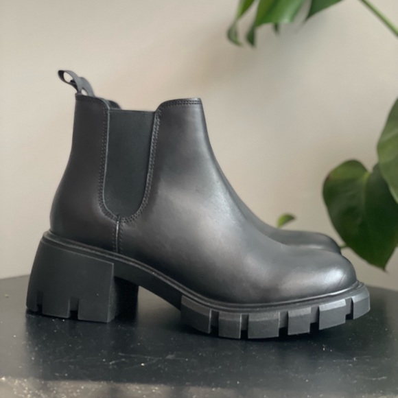 **SOLD** Steve Madden Women's Howler Chelsea Combat Boot
Black Size 8.5 - Picture 2 of 13